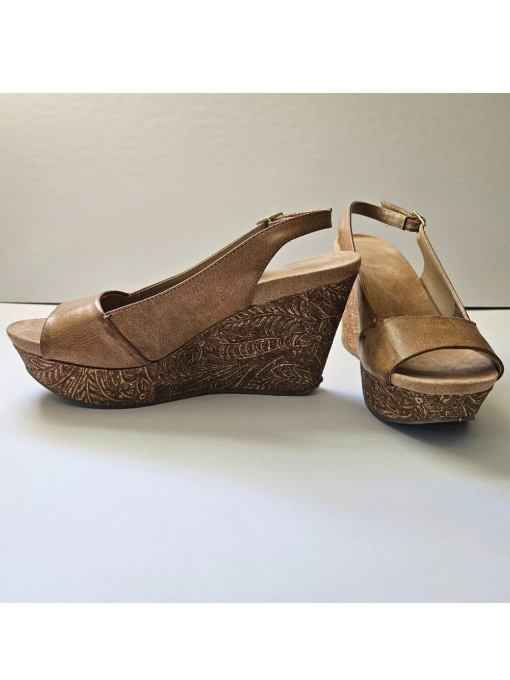 Women 7 1/2 Kenneth Cole Reaction 7 Pole- Arize Cognac emboss floral cork wedge - Picture 5 of 12